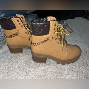 Juicy Couture Shoes Juicy Couture Street
Wear/Hiking Boots Brown/Tan
Size: 8